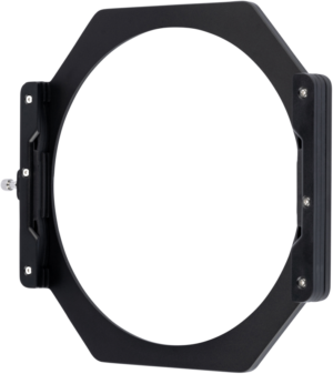 NiSi Filter Holder S6 Adapter for Sony 12-24mm f/2.8 (Adapter Only) - levysuodin pidike on musta, suorakulmainen sovitin, jossa on suuri pyöreä keskiaukko valokuvaussuodattimien kiinnittämiseen kameran objektiiviin valkoista taustaa vasten.