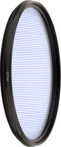 800q-02_114544 NiSi Filter Allure Streak Blue 2mm 82mm -suodin on pyöreä kameran objektiivin suodatin, jossa on hienoja vaakasuoria sinisiä viivoja lasissa ja 82mm halkaisijamerkintä sen metallireunassa.