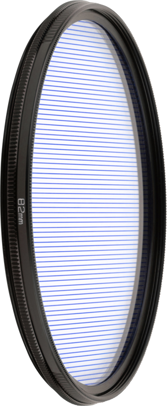800q-02_114544 NiSi Filter Allure Streak Blue 2mm 82mm -suodin on pyöreä kameran objektiivin suodatin, jossa on hienoja vaakasuoria sinisiä viivoja lasissa ja 82mm halkaisijamerkintä sen metallireunassa.