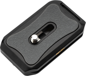 NiSi Pro Quick Release Plate Arca Black -pikalevy on suorakulmainen, musta kameralevy, jossa on kuvioitu kumipinta ja keskimmäinen kiinnitysruuvi ja joka on suunniteltu kameroiden kiinnittämiseen jalustoihin.