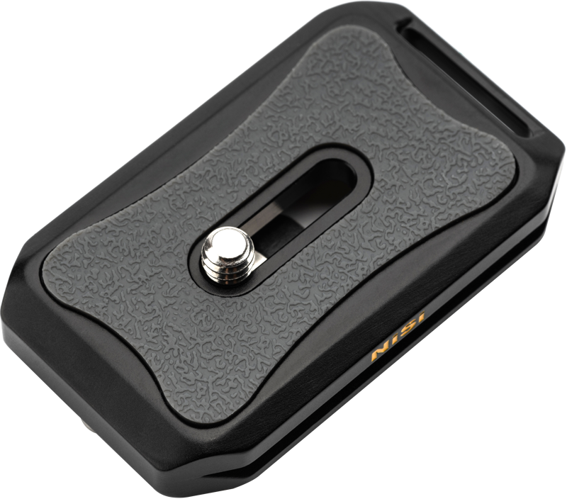 NiSi Pro Quick Release Plate Arca Black -pikalevy on suorakulmainen, musta kameralevy, jossa on kuvioitu kumipinta ja keskimmäinen kiinnitysruuvi ja joka on suunniteltu kameroiden kiinnittämiseen jalustoihin.
