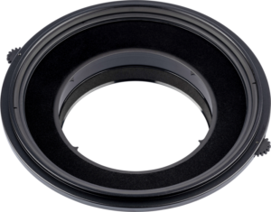 NiSi Filter Holder S6 Kit (105/95/82 mm:n kierre) on pyöreä musta metallinen sovitinrengas, jossa on kaksi pientä säätönuppia, kuvassa vaaleanharmaalla pohjalla.