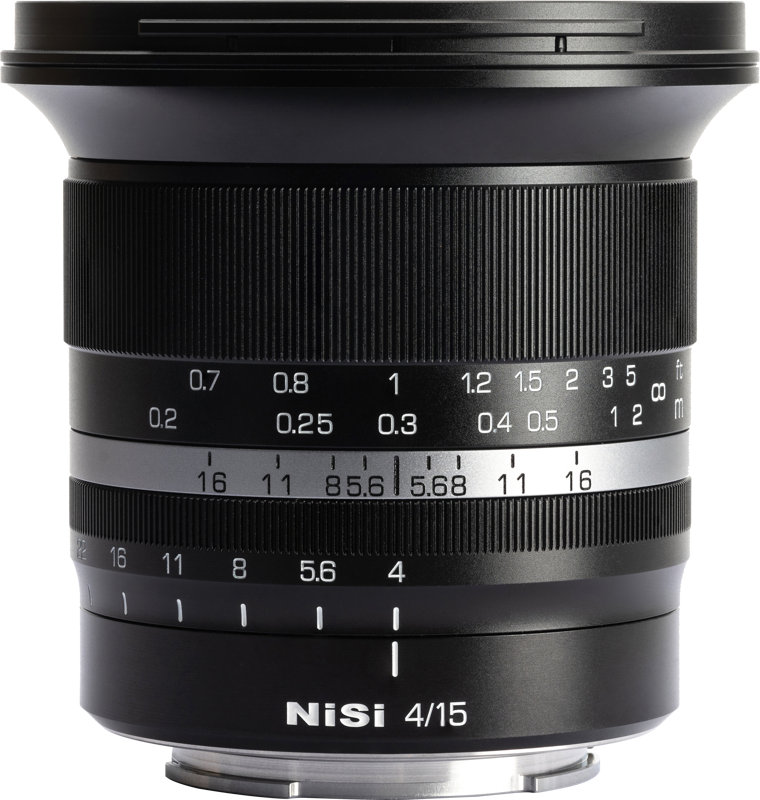 800q-02_115650 NiSi 15mm f/4 - L-Mount -objektiivin lähikuvassa korostuvat sen tarkat tarkennus- ja aukkomerkinnät, ja siinä on tyylikäs musta ja hopeinen muotoilu.