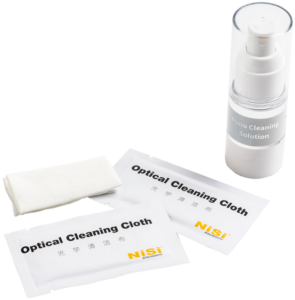 800q-02_117363 The NiSi Cleaning Kit Nano Optical, containing a bottle of Nano Cleaning Solution, two packaged NiSi Optical cleaning cloths and an unfolded white cloth, is presented on a white surface.