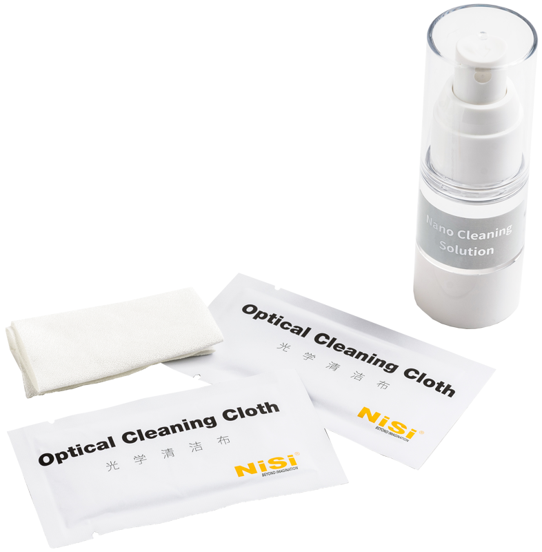 800q-02_117363 The NiSi Cleaning Kit Nano Optical, containing a bottle of Nano Cleaning Solution, two packaged NiSi Optical cleaning cloths and an unfolded white cloth, is presented on a white surface.