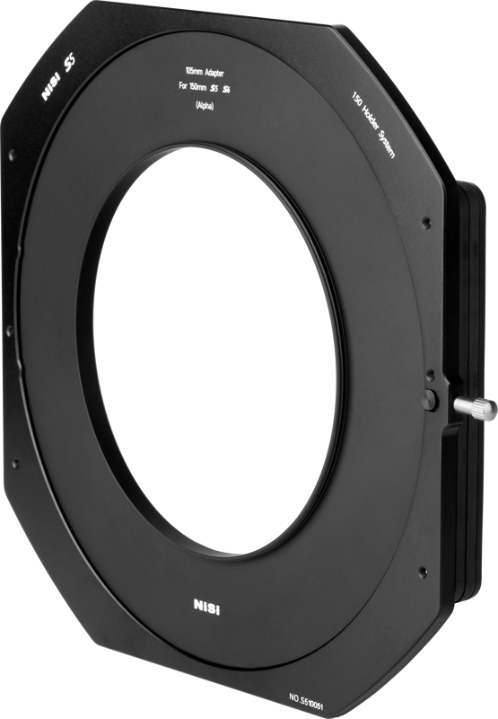 800q-02_117848 Lähikuva NiSi Adapter Ring Alpha for S5/S6 Filterholder - 105mm -suodinadapteri -suodinadapterista, mustasta sovittimesta, jossa on suuri keskiaukko ja valkoinen määrittelyteksti, joka on suunniteltu suodattimien kiinnittämiseen kameran objektiiveihin.
