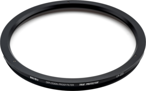 800q-02_119262 Pyöreä, musta linssisuodatin, jossa on merkintä "NiSi Cine Filter Explosion Proof / True Protector LP-CS7 for Cooke S7I 18&21mm -suojasuodin", näkyy valkoista taustaa vasten.
