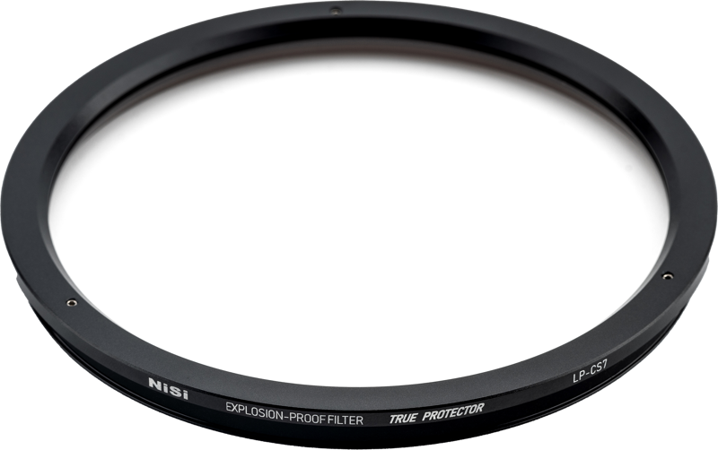 800q-02_119262 Pyöreä, musta linssisuodatin, jossa on merkintä "NiSi Cine Filter Explosion Proof / True Protector LP-CS7 for Cooke S7I 18&21mm -suojasuodin", näkyy valkoista taustaa vasten.