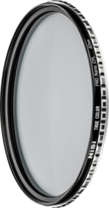 Ohuella mustalla metallikehyksellä varustettu pyöreä kameran linssisuodin, jossa on merkintä "NiSi Circular Polarizer True Color Pro Nano 105mm -pyöröpolarisaatiosuodin", kuvattuna valkoista taustaa vasten.