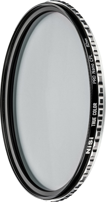 Ohuella mustalla metallikehyksellä varustettu pyöreä kameran linssisuodin, jossa on merkintä "NiSi Circular Polarizer True Color Pro Nano 105mm -pyöröpolarisaatiosuodin", kuvattuna valkoista taustaa vasten.
