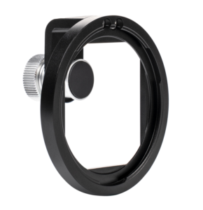 800q-02_121158 Lähikuva NiSi Filter Holder IP-A for iPhone -suodattimesta, joka on pyöreä musta metallinen kameran objektiivisovitin, jossa on hopeinen säätönuppi, valkoista taustaa vasten.