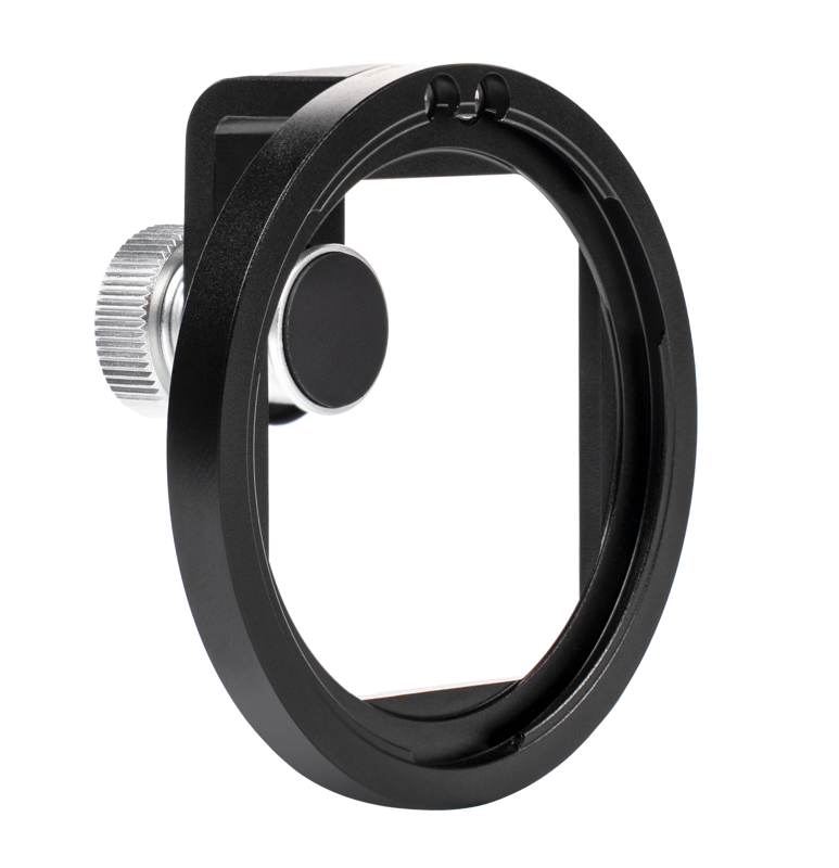 800q-02_121158 Lähikuva NiSi Filter Holder IP-A for iPhone -suodattimesta, joka on pyöreä musta metallinen kameran objektiivisovitin, jossa on hopeinen säätönuppi, valkoista taustaa vasten.