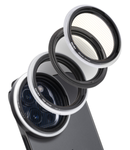 800q-02_121165 NiSi Filter IP-A Cinema Kit for iPhone on esillä kolmen pyöreän suodattimen kanssa, jotka leijuvat sen kolmilinssisen kameran yläpuolella ja osoittavat, miten suodattimet kiinnittyvät luovien valokuvaustehosteiden aikaansaamiseksi.