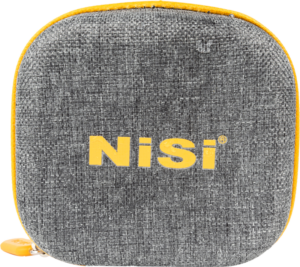 800q-02_122218 NiSi Filter Pouch Pro Caddy 62 For Circular Filters on neliönmuotoinen, harmaa kangaskotelo, jossa on keltainen vetoketju ja NiSi-tuotemerkki painettuna keltaisilla kirjaimilla etupuolelle.