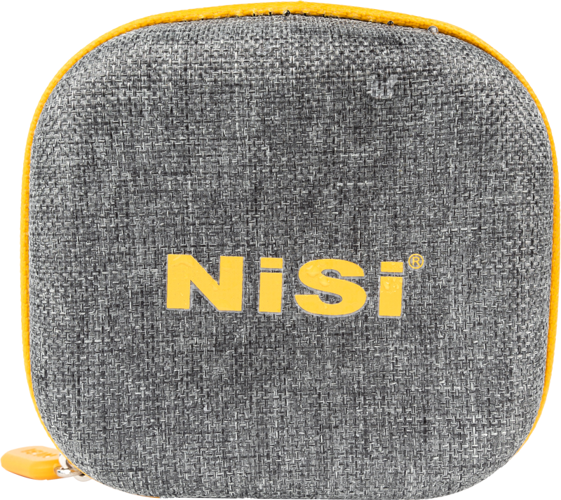 800q-02_122218 NiSi Filter Pouch Pro Caddy 62 For Circular Filters on neliönmuotoinen, harmaa kangaskotelo, jossa on keltainen vetoketju ja NiSi-tuotemerkki painettuna keltaisilla kirjaimilla etupuolelle.