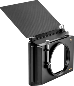800q-02_122388 NiSi Matte Box C5 Cinema Kit sisältää suorakulmaisen mustan kamerasuodattimen pidikkeen, jossa on pyöreä aukko, säädettävät metalliset nupit ja suuri kulmikas linssinsuojus.