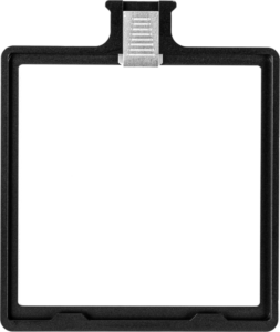 800q-02_122395 NiSi Filter Tray 4x4" for C5 Matte Box on musta suorakulmainen muoviteline, jossa on keskellä metallinen klipsi yläosassa, kuvassa valkoisella pohjalla. Keskusta on avoin, ja se on suunniteltu pitämään turvallisesti 4x4" valokuvaussuodatinta.