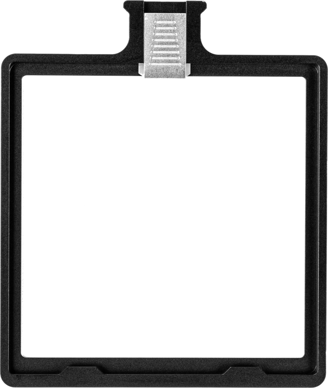 800q-02_122395 NiSi Filter Tray 4x4" for C5 Matte Box on musta suorakulmainen muoviteline, jossa on keskellä metallinen klipsi yläosassa, kuvassa valkoisella pohjalla. Keskusta on avoin, ja se on suunniteltu pitämään turvallisesti 4x4" valokuvaussuodatinta.