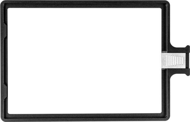 800q-02_122396 NiSi Filter Tray 4x5.65" for C5 Matte Box on suorakulmainen musta lokero, jonka oikealla puolella on metalliklipsi, ja se on esitetty valkoista taustaa vasten, jossa on avoin keskusta, joka paljastaa taustan kehyksen läpi.
