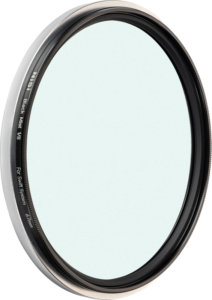 800q-02_123146 NiSi Filter Swift System Black Mist 1/8 67mm -diffuusiosuodin lähikuvassa näkyy sen ohut musta-hopea kehys vaaleaa taustaa vasten.