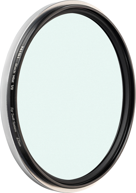 800q-02_123146 NiSi Filter Swift System Black Mist 1/8 67mm -diffuusiosuodin lähikuvassa näkyy sen ohut musta-hopea kehys vaaleaa taustaa vasten.