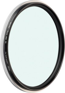 800q-02_123149 NiSi Filter Swift System Black Mist 1/8 82mm -diffuusiosuodin lähikuvassa näkyy sen ohut metallirengas ja kirkas lasi, ja 82mm kokomerkintä on näkyvissä.