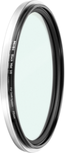 800q-02_123150 NiSi Filter Swift System Black Mist 1/8 95mm -diffuusiosuodin lähikuva, jossa korostuu sen ohut, pyöreä metallinen kehys ja kirkas lasikeskus vaaleaa taustaa vasten.
