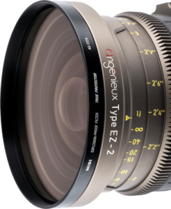 800q-02_123582 Lähikuva NiSi Cine Filter Explosion Proof / True Protector AG-11175 suojasuodin asennettuna Angénieux Type EZ-2 -objektiiviin, jossa näkyy teräviä yksityiskohtia objektiivin merkinnöistä, tarkennus- ja zoomausrenkaista, joissa on heijastavat lasipinnat.