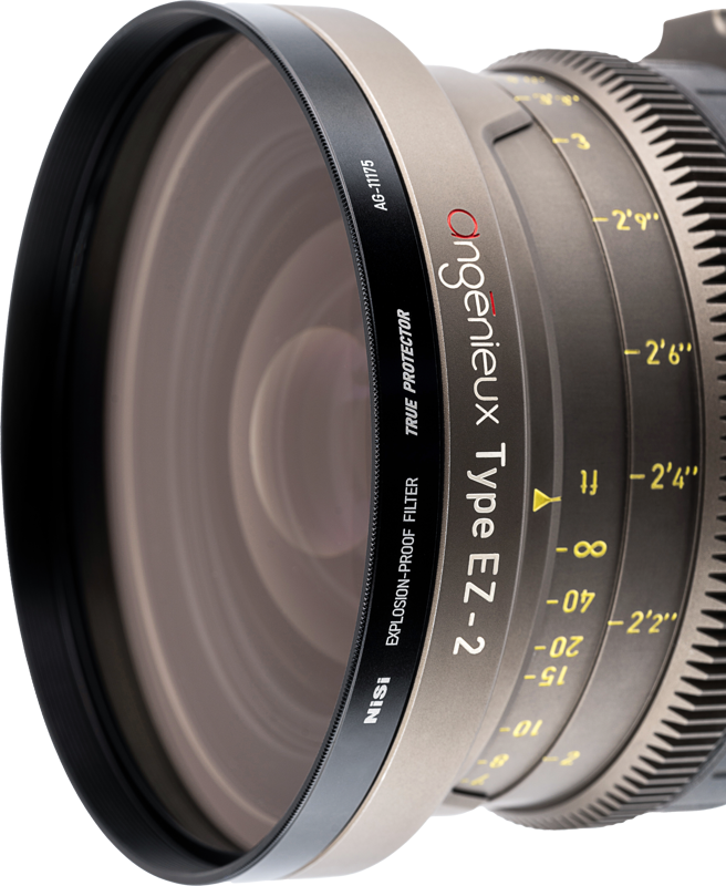 800q-02_123582 Lähikuva NiSi Cine Filter Explosion Proof / True Protector AG-11175 suojasuodin asennettuna Angénieux Type EZ-2 -objektiiviin, jossa näkyy teräviä yksityiskohtia objektiivin merkinnöistä, tarkennus- ja zoomausrenkaista, joissa on heijastavat lasipinnat.