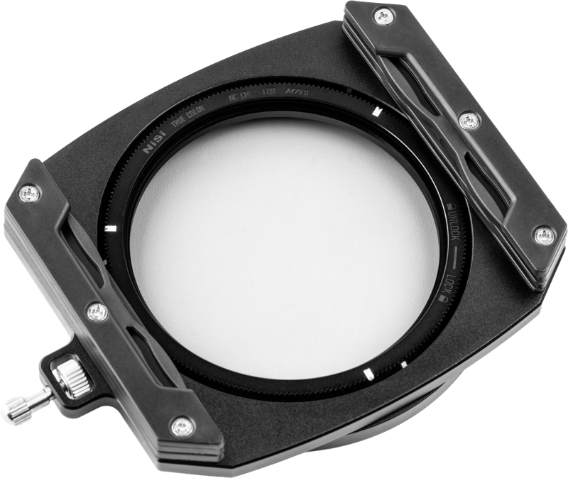 800q-02_123875 NiSi Filter Holder Kit M75 II TRUE COLOR 75mm System -levysuodin pidike on musta neliönmuotoinen suodattimen pidike, jossa on pyöreä keskipiste, kaksi säädettävää metallikiinnikettä ja sivunuppi, kuvassa valkoista taustaa vasten.