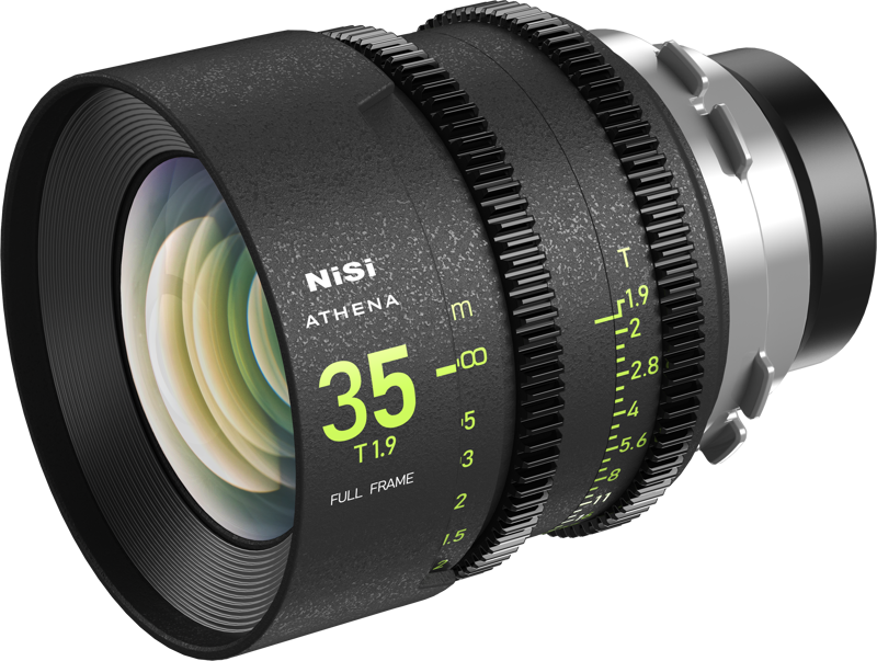 800q-02_123978 Lähikuva NiSi Cine Lens Athena Prime 35mm T1.9 E-Mount -objektiivista, jossa näkyy yksityiskohtaiset vihreät tarkennus- ja aukkomerkinnät sen tyylikkäässä mustassa metallirungossa.