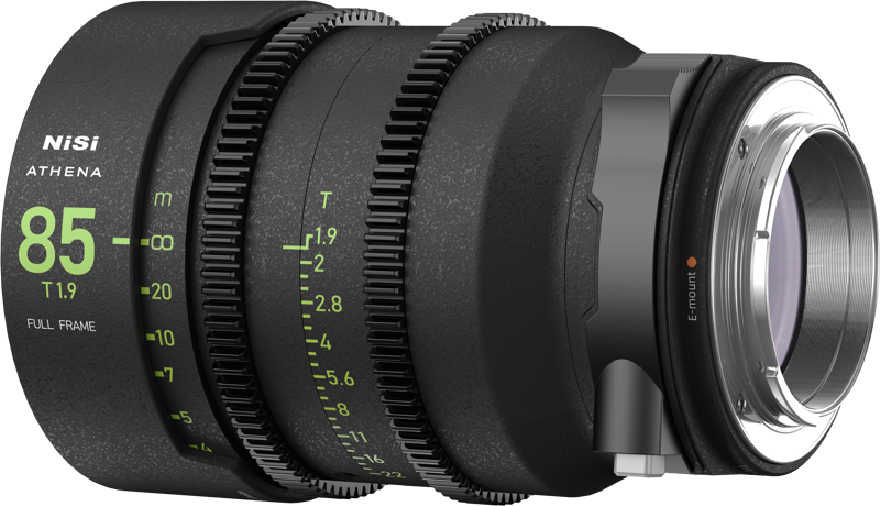 800q-02_123985 NiSi Cine Lens Athena Prime 85mm T1.9 E-Mount -objektiivin lähikuvassa näkyy vihreät tarkennus- ja aukkomerkinnät sekä metallinen objektiivin kiinnike oikealla puolella.
