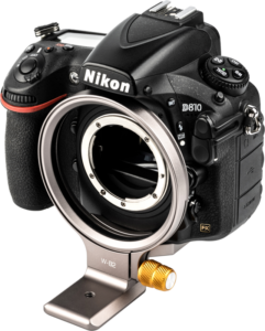 800q-02_124045 Nikon D810 DSLR -kamerakamera ja NiSi Wizard Camera Positioning Bracket W-82D, jossa on metallinen kiinnike ja kultainen säätönuppi kameran kiinnittämiseksi jalustaan tai muuhun tukeen.