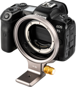 800q-02_124046 Kuvassa on Canon EOS R5 -digitaalikamera ilman objektiivia, ja siihen on asennettu NiSi Wizard Camera Positioning Bracket W-82M, jossa on metallinen muotoilu, kultainen nuppi ja tukeva jalustalle kiinnitettävä jalusta.