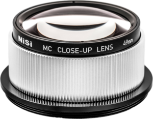 Lähikuva NiSi Close Up Lens Kit NC 49mm -lähilinssi, jossa on metallinen, harjattu runko ja mustat renkaat, joissa on merkin, mallin ja koon tiedot.
