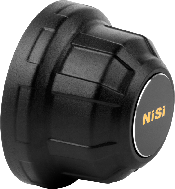 Musta, harjattu, sylinterimäinen NiSi Cine Rear Lens Cap PL-Mount -objektiivin suojus, jonka päässä on keltainen NiSi-brändi, kuvassa vaaleaa taustaa vasten.