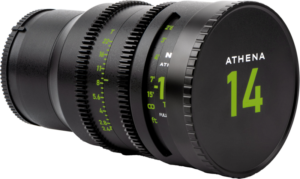800q-02_124296 Lähikuva mustasta NiSi Cine -objektiivin suojuksesta Athena 14mm T2.4 -objektiiville, jossa on vihreät mittausmerkinnät ja "ATHENA 14" lihavoidulla vihreällä tekstillä etukannessa.