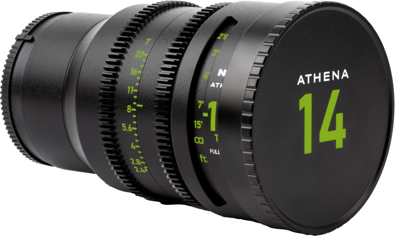 800q-02_124296 Lähikuva mustasta NiSi Cine -objektiivin suojuksesta Athena 14mm T2.4 -objektiiville, jossa on vihreät mittausmerkinnät ja "ATHENA 14" lihavoidulla vihreällä tekstillä etukannessa.