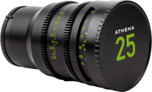 800q-02_124297 NiSi Cine Lens Cap for Athena 25mm T1.9 (takatulppa) näkyy vaalealla pohjalla, ja se on suunniteltu sopimaan turvallisesti mustiin kameran objektiiveihin, joissa on merkintä ATHENA 25 ja vihreät ja valkoiset tarkennus- ja aukkomerkinnät.