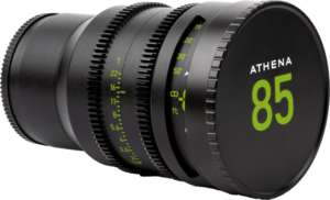 800q-02_124300 NiSi Cine Lens Cap for Athena 85mm T1.9 kattaa mustan objektiivin, jossa on vihreät merkinnät ja jossa lukee "85" näkyvästi korkissa, ja sisältää tarkennus- ja aukon säätörenkaat.