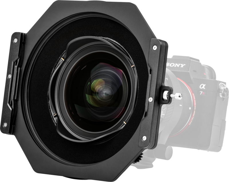 800q-02_125121 Lähikuva NiSi-suodattimen pidikkeestä S6 Alpha Kit for Sigma 14mm f/1.4 DG DN -levysuodin pidike asennettuna Sony Alpha 7R -kameraan, kamera osittain näkyvissä ja hieman sumeana taustalla.