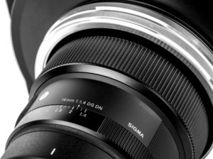 800q-02_125122 Lähikuva NiSi Filter Holder S6 Adapter for Sigma 14mm f/1.4 DG DN -suodattimesta, jossa on selkeät sovittimen merkinnät ja tyylikäs musta muotoilu, tehty Sigma-objektiiville (vain sovitin) - levysuodin pidike näkyvissä.
