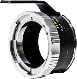 Lähikuva NiSi Cine Lens Mount Adapter Athena PL-DX -objektiivin kiinnityssovittimesta hopean ja mustan värisenä, jossa korostuvat yksityiskohtaiset ruuvit ja ulkoneva kieleke valkoisella taustalla.