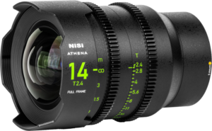 800q-02_126394 Lähikuva NiSi Cine Lens Athena Prime 14mm T2.4 E-Mount -objektiivista (ilman drop-in-suodatinta), jossa on yksityiskohtaiset tarkennus- ja aukkomerkinnät kirkkaanvihreällä värillä sen mustassa, kuvioidussa metallirungossa.