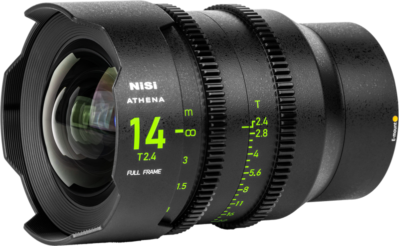 800q-02_126394 Lähikuva NiSi Cine Lens Athena Prime 14mm T2.4 E-Mount -objektiivista (ilman drop-in-suodatinta), jossa on yksityiskohtaiset tarkennus- ja aukkomerkinnät kirkkaanvihreällä värillä sen mustassa, kuvioidussa metallirungossa.