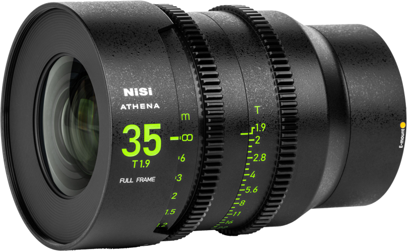 800q-02_126396 NiSi Cine Lens Athena Prime 35mm T1.9 E-Mount -objektiivissa (ilman drop-in-suodatinta) on kuvioitu musta runko, jossa on kirkkaanvihreät merkinnät polttoväliä, aukkoa ja tarkennusetäisyyksiä varten.