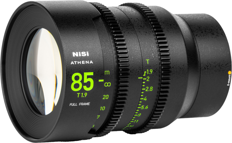 800q-02_126398 NiSi Cine Lens Athena Prime 85mm T1.9 E-Mount (ilman sisäänheittosuodatinta), musta täyskennoisen kameran objektiivi, jossa on kirkkaanvihreät mittausmerkinnät, on esillä tavallista taustaa vasten.