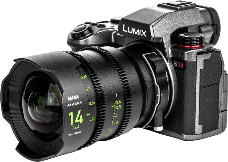 800q-02_126399 Lähikuva Panasonic Lumix S5 II -kamerasta, johon on kiinnitetty NiSi Cine L-mount -laajakulmaobjektiivi NiSi Cine Lens Athena Prime 14mm T2.4 L-mount -objektiivi, edestä vasemmalta valkoisella taustalla.