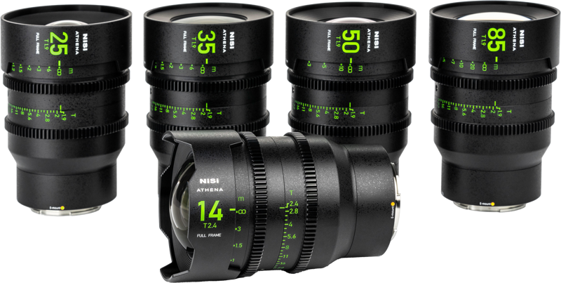 800q-02_126409 The NiSi Cine Lens Athena Prime Set E-Mount (without drop-in filter) is shown against a white background with four lenses (25mm, 35mm, 50mm, 85mm) standing upright and a 14mm lens lying in front. All have black housings with green markings.