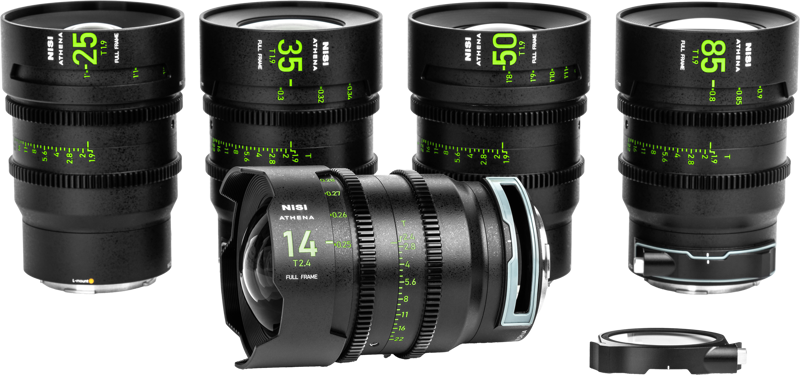 800q-02_126410 Viisi NiSi Cine Lens Athena Prime Set L-Mount -objektiivia, joissa on vihreät ja valkoiset merkinnät, on sijoitettu riviin, 14 mm:n objektiivi on vaakasuorassa edessä ja objektiivin kiinnityssovitin oikealla.